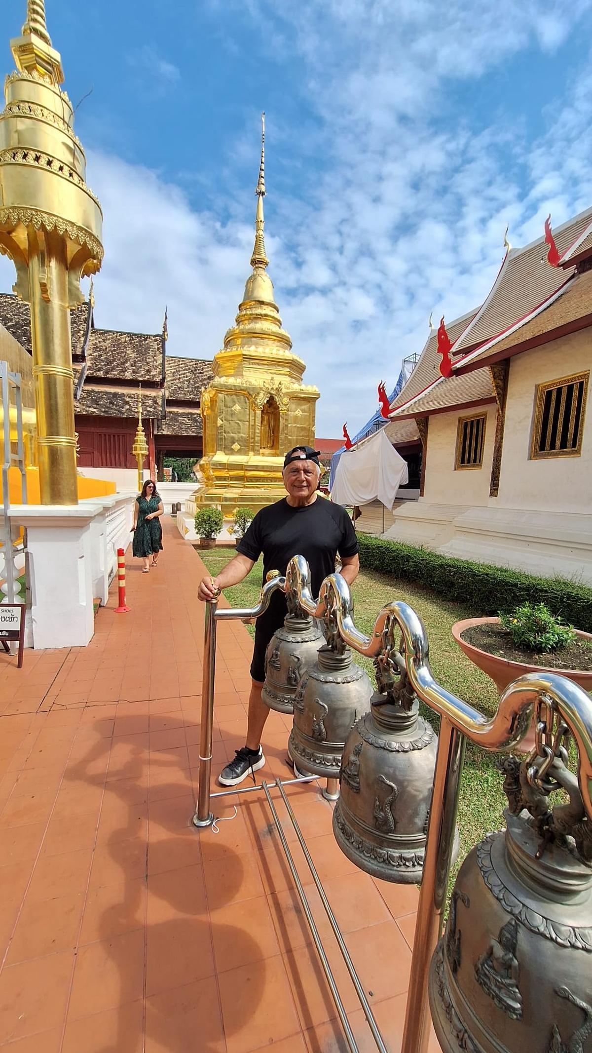 Juan Suárez, en uno de los templos de Tailandia