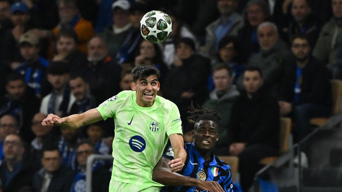 Gerard Martín gana un balón aéreo en el Inter-Barça de San Siro.
