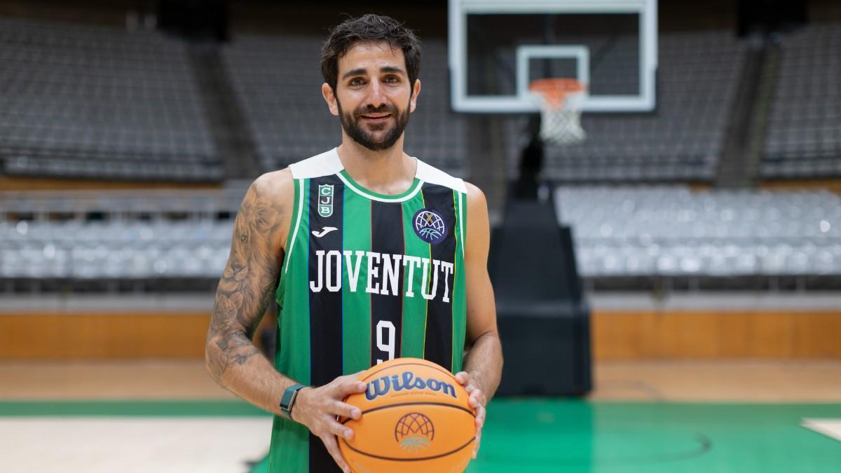 Ricky Rubio, posando con la camiseta del Joventut