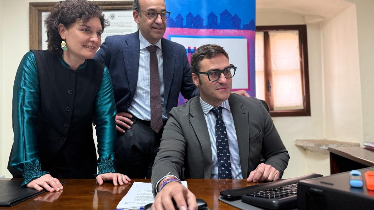 Iris Jugo, Rafa Mateos y Jorge Suárez en el momento del registro oficial del 'Bidbook'.