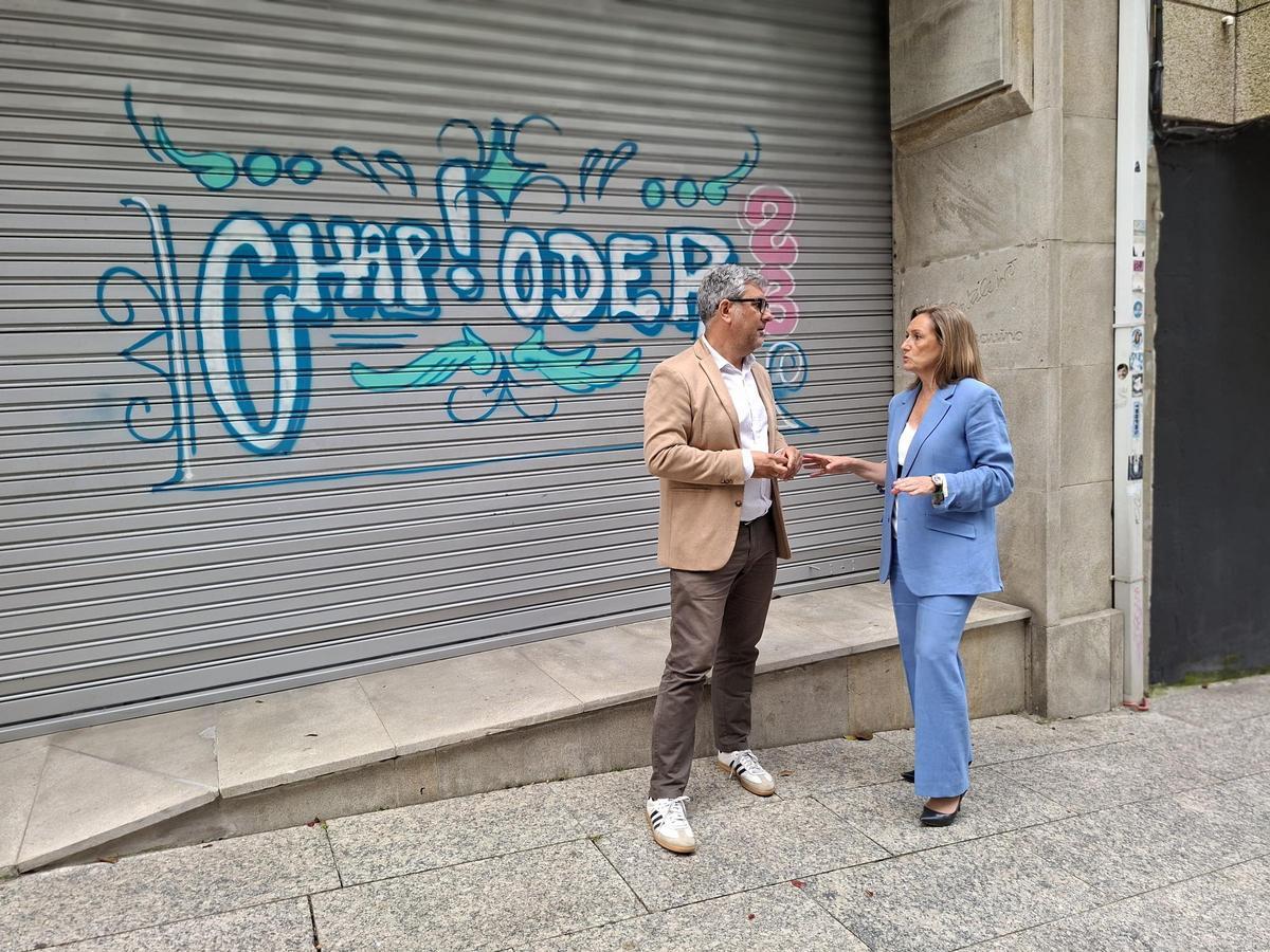 Miguel Martín y Luisa Sánchez, delante del local en López de Neira donde se ubicaba la oficina de turismo.
