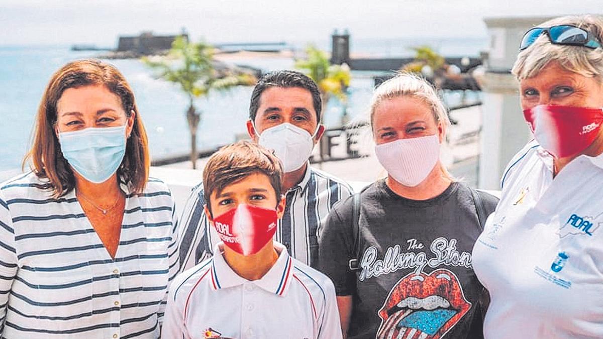 Alduen Merino junto a la alcaldesa de Arrecife, el edil Roy González, su entrenadora y su madre, Ainhoa Gómez