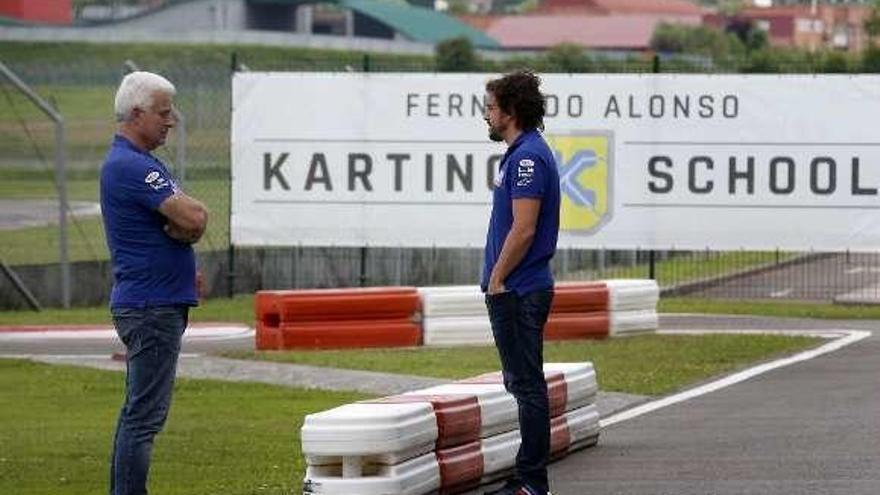 Alonso y su padre, José Luis, ayer, en Llanera.