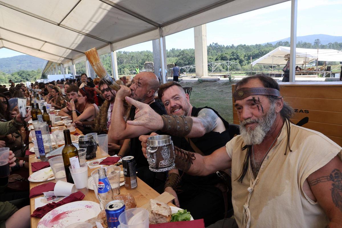Asistentes al Xantar Vikingo celebrado en las Torres de Oeste de Catoira, donde mañana se celebra el Desembarco de la Romería Vikinga.