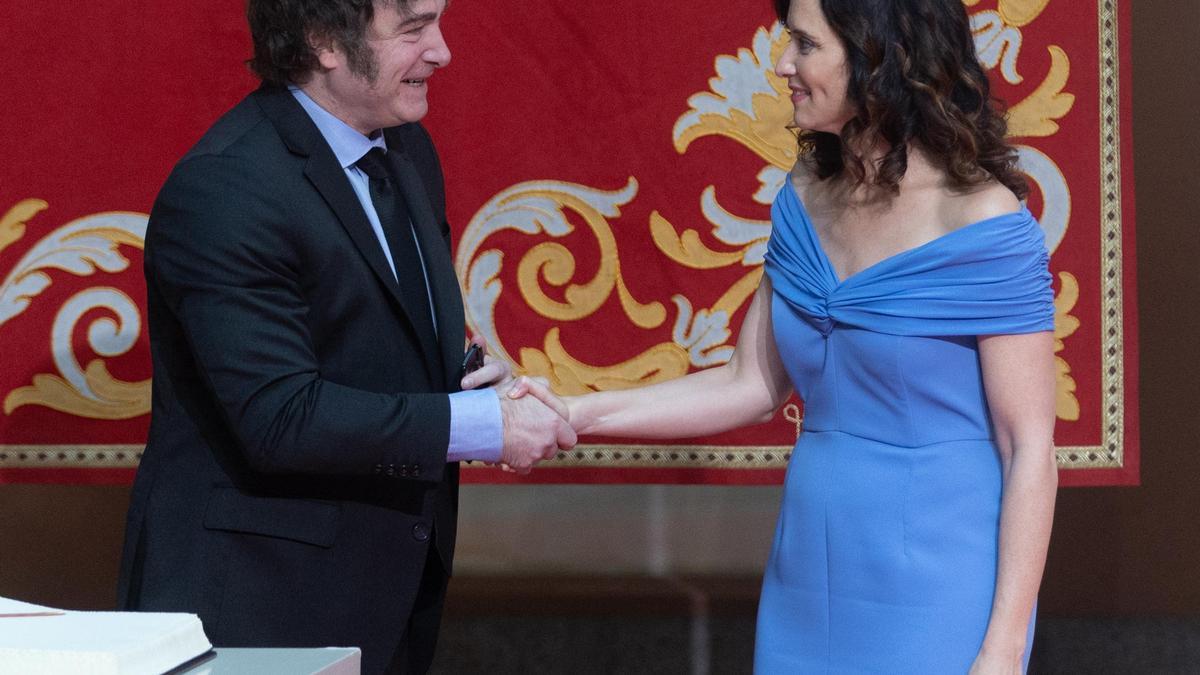 La presidenta de la Comunidad de Madrid, Isabel Díaz Ayuso, saluda al presidente de la República Argentina, Javier Milei, en junio de 2024, en Madrid.