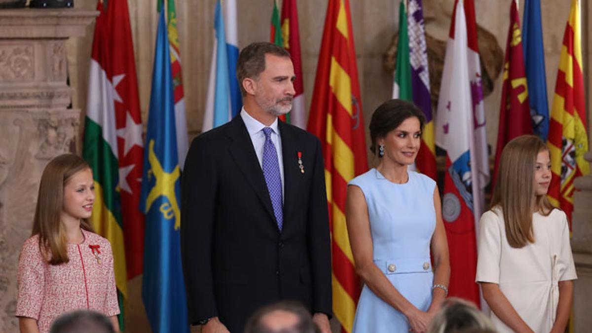 Letizia Ortiz con vestido azul cielo sin mangas y de corte midi