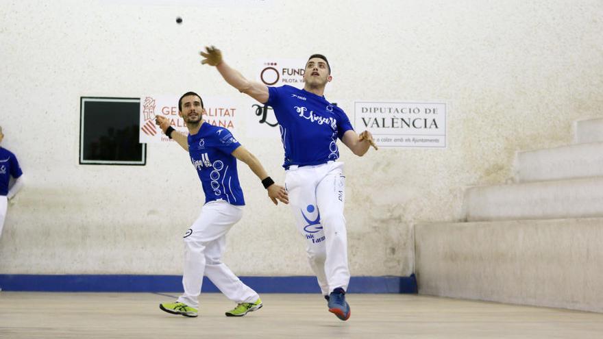 José Salvador s&#039;avança a Nacho per a jugar de volea en un moment de la final de la Lliga 2 del passat divendres a Vila-real.