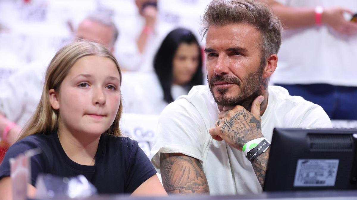 Harper y David Beckham durante un partido de baloncesto en Miami