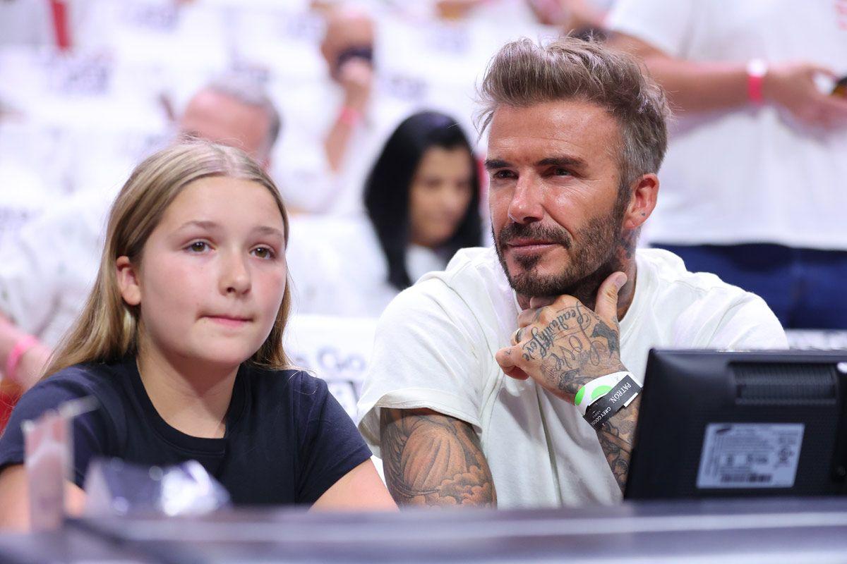 Harper y David Beckham durante un partido de baloncesto en Miami