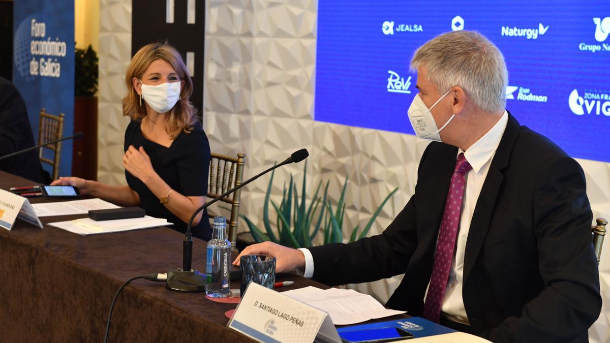 Yolanda Díaz, con Santiago Lago, en la presentación de la obra del economista &#039;La estabilidad fiscal en España&#039;.