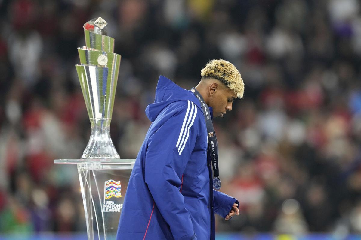 Lamine Yamal pasa junto al trofeo de la UEFA Nations League tras la final entre Portugal y España