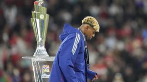 Lamine Yamal pasa junto al trofeo de la UEFA Nations League tras la final entre Portugal y Espa?a