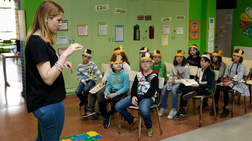 La creadora de &quot;Ratonchi&quot;, en el colegio Atalía