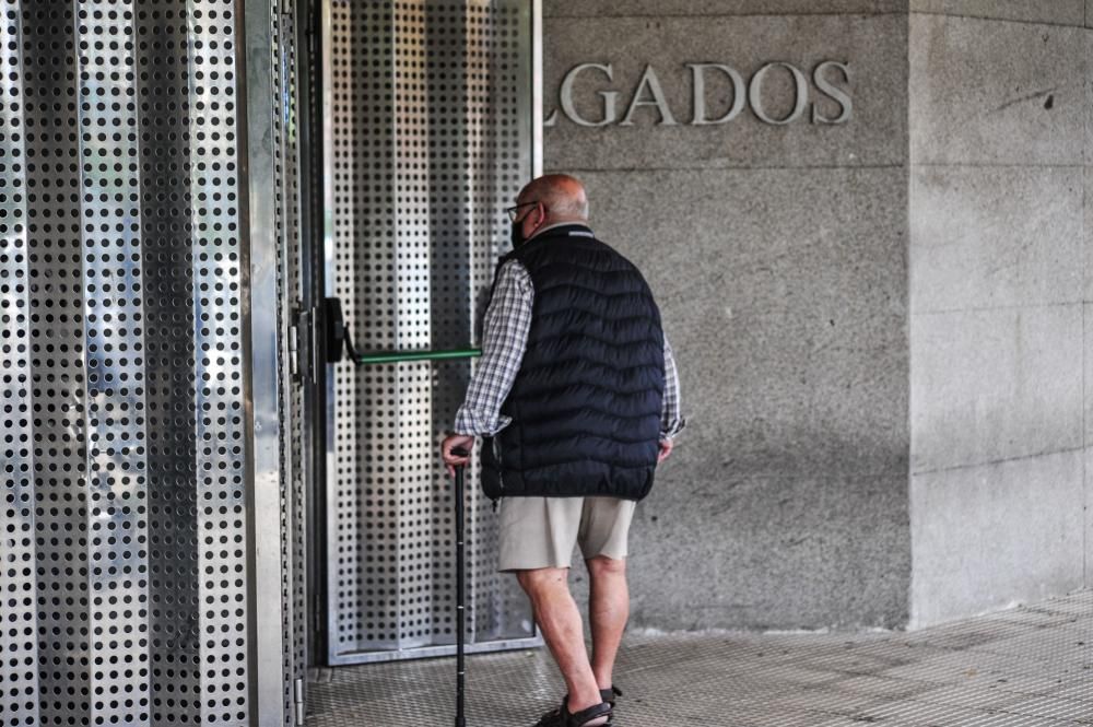 Manuel Charlín Gama llega a los juzgados de Vilagarcía de Arousa, este martes. // Iñaki Abella