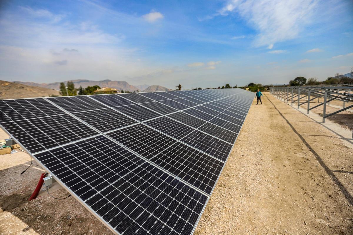 Instalación de placas solares para apoyar al suministro eléctrico del riego tradicional en la Vega Baja
