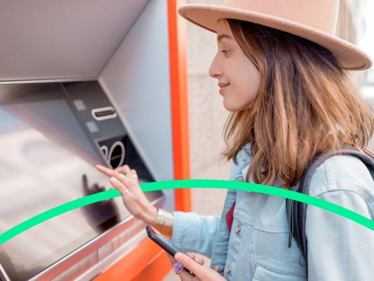 Con la tarjeta imagin débito puedes retirar dinero a débito en cajeros fuera de España con 0% de comisión por parte de imagin