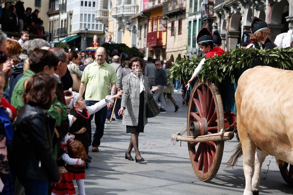 Pregón y desfile de carrozas en las fiestas del Bollo en Avilés