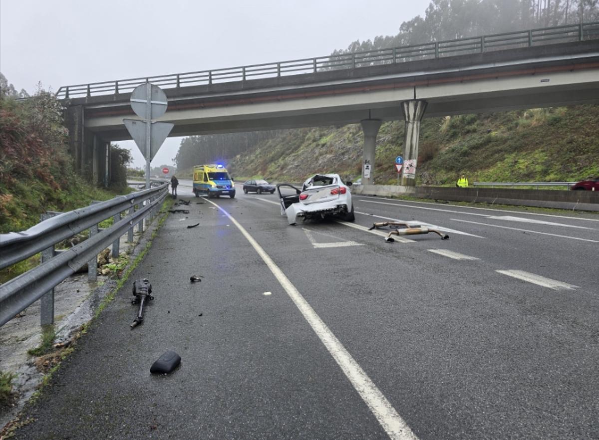 Estado en el que quedó el coche accidentado en la Autovía do Morrazo, en Domaio.