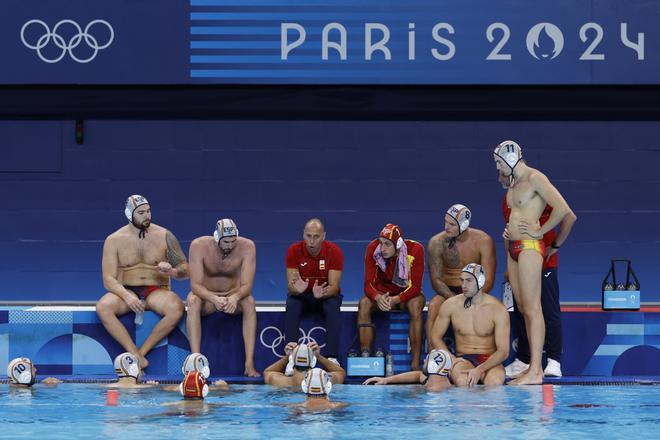 El seleccionador español de waterpolo David Martín Lozano (c) se dirige a sus jugadores durante un descanso del partido de la ronda preliminar contra Japón de los Juegos Olímpicos París 2024 celebrados, este sábado, en Saint Denis, Francia.