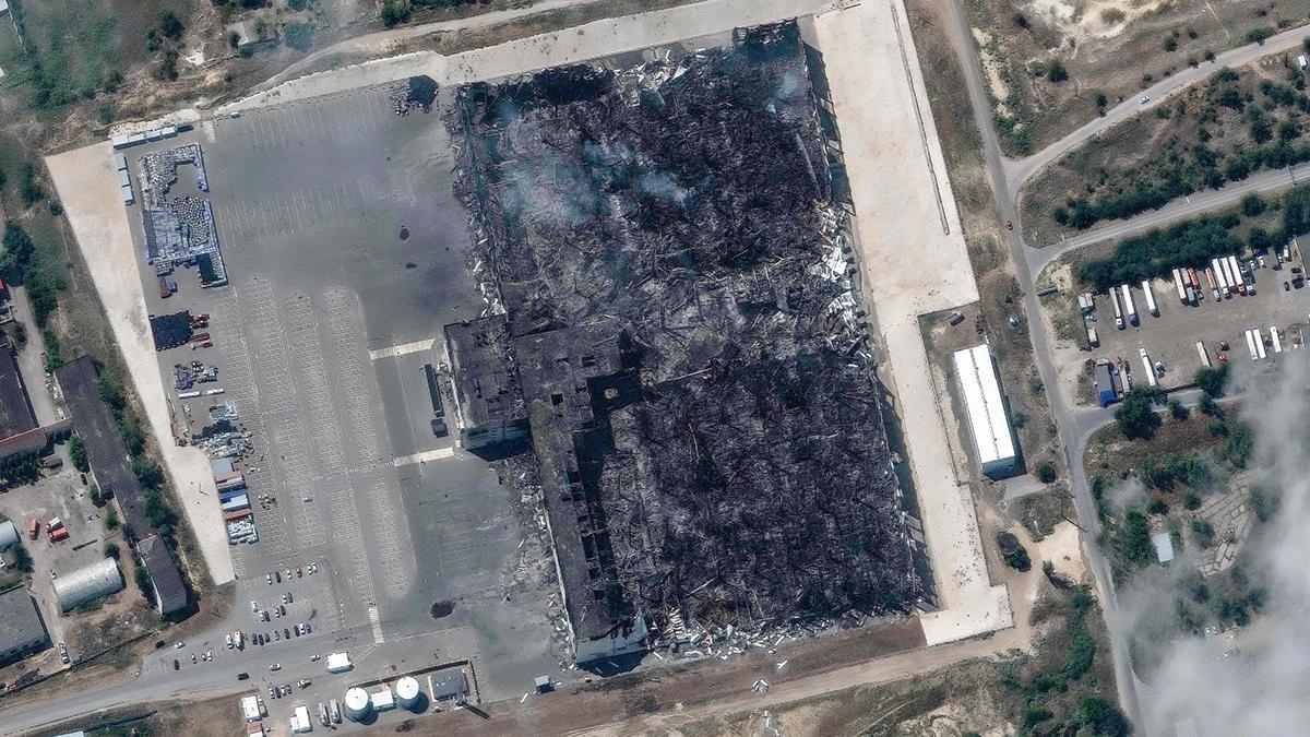 Imagen de satélite tomada el 1 de agosto que muestra el almacén de Wildberries en Volgograd, Rusia, tras los ataques aéreos ucranianos.