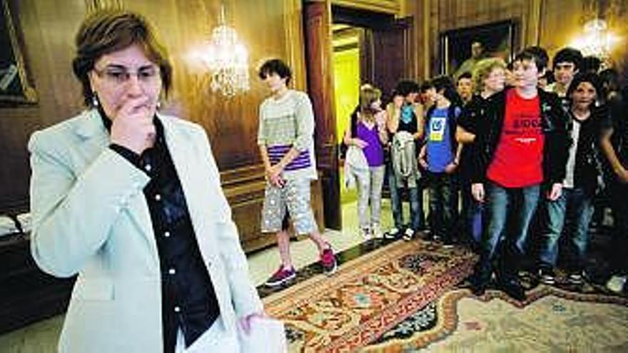 La Alcaldesa, en primer término, con los niños franceses al fondo.