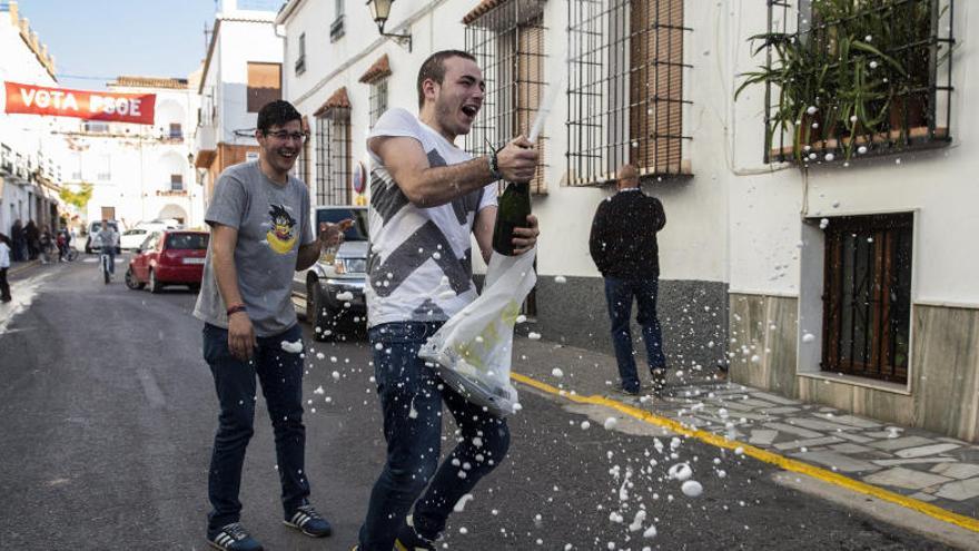 Agraciados con el Gordo de la Lotería de Navidad celebran el premio en Roquetas de Mar.