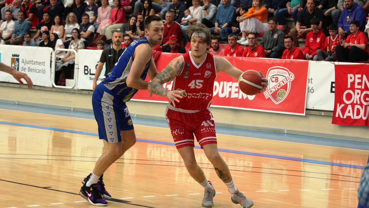 El jugador del Benicarló, Orlov, controla el balón ante la presión de un rival.