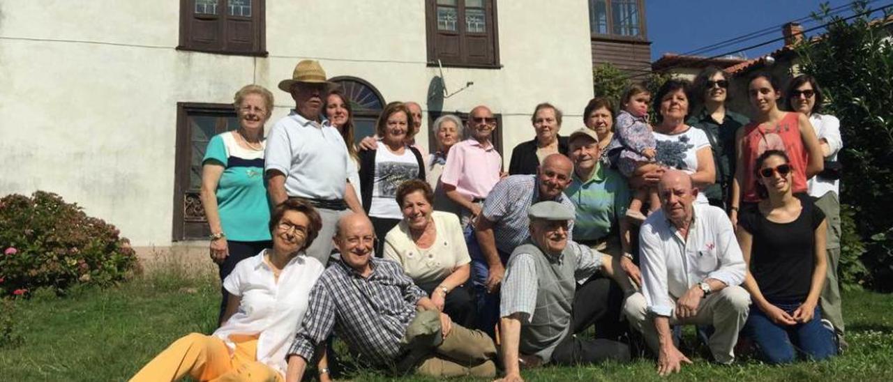 La familia Rosales al completo, en la casa familiar de Valle, ayer.