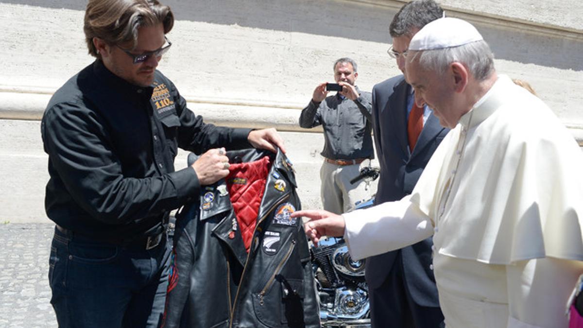 El Papa recibe una chaqueta de cuero de manos del vicepresidente de Harley-Davidson, Mark Hans-Richer, este domingo en el Vaticano.