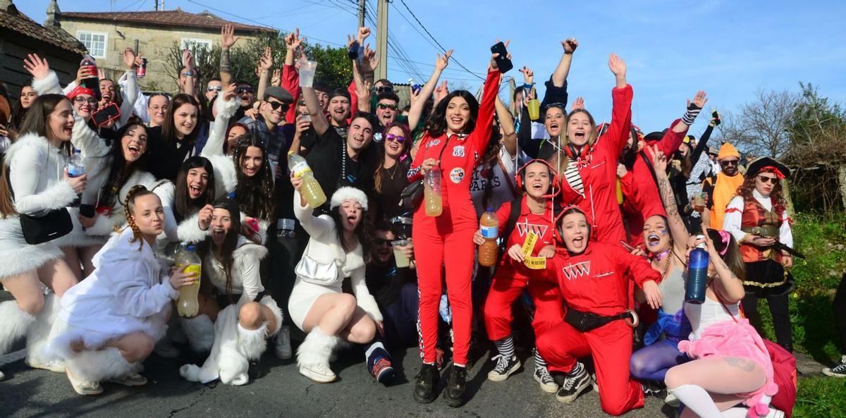 Grupos de amigos disfrutando de la música. | // GONZALO NÚÑEZ