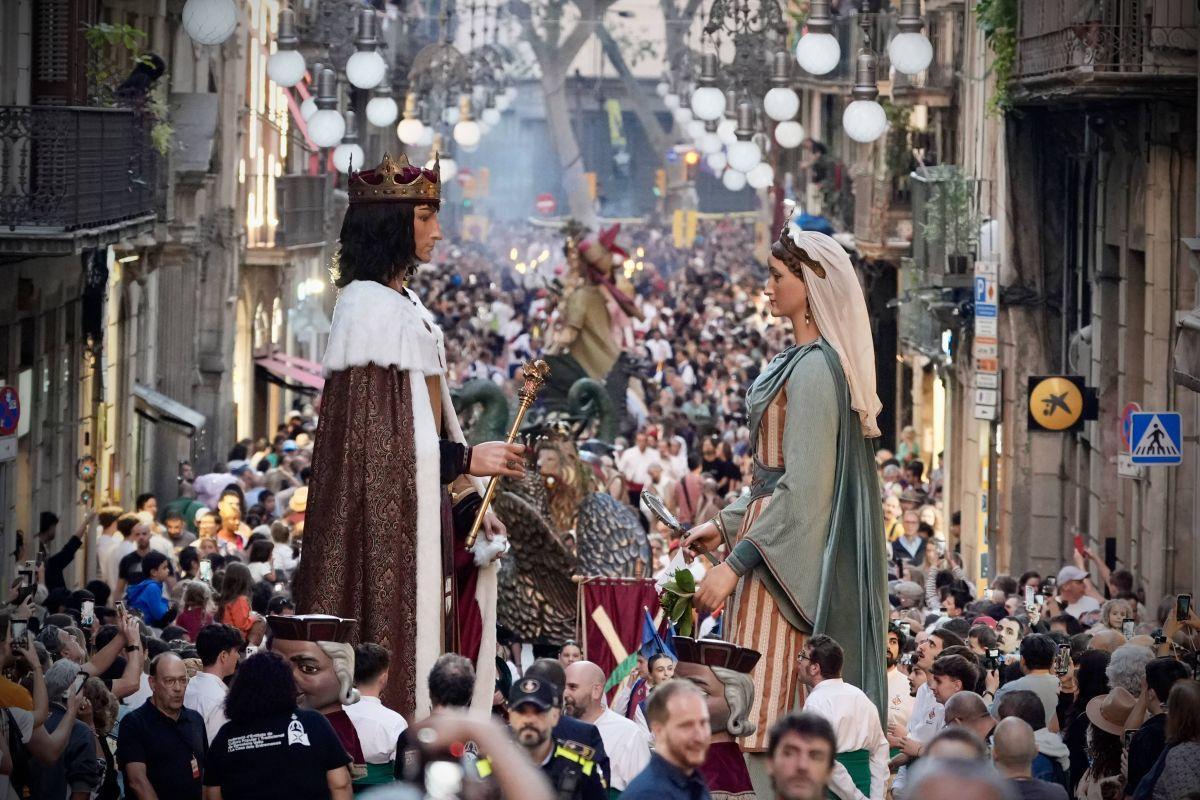 Toc d’inici de la Mercè 2025, gigantes y bestias en la plaza Sant Jaume de Barcelona