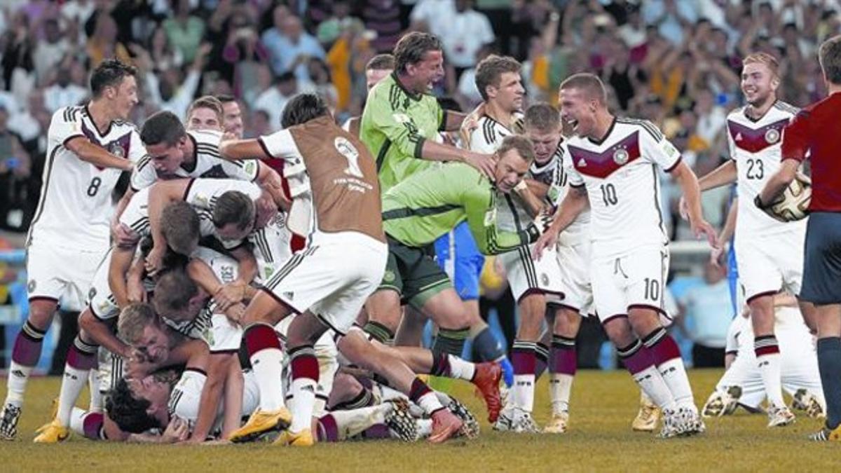 Los jugadores alemanes se abrazan eufóricos nada más acabar la final.