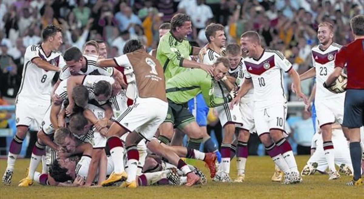 Els jugadors alemanys s’abracen eufòrics a l’acabarla final. Els jugadors alemanys s’abracen eufòrics a l’acabarla final.