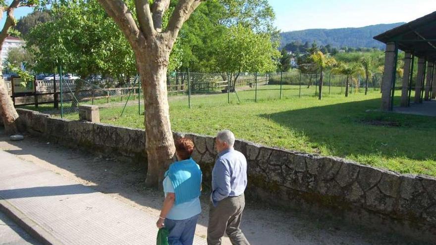 Parcela en la zona de A Marisma en la que se ubicará el primer parque para perros de Redondela. // FdV