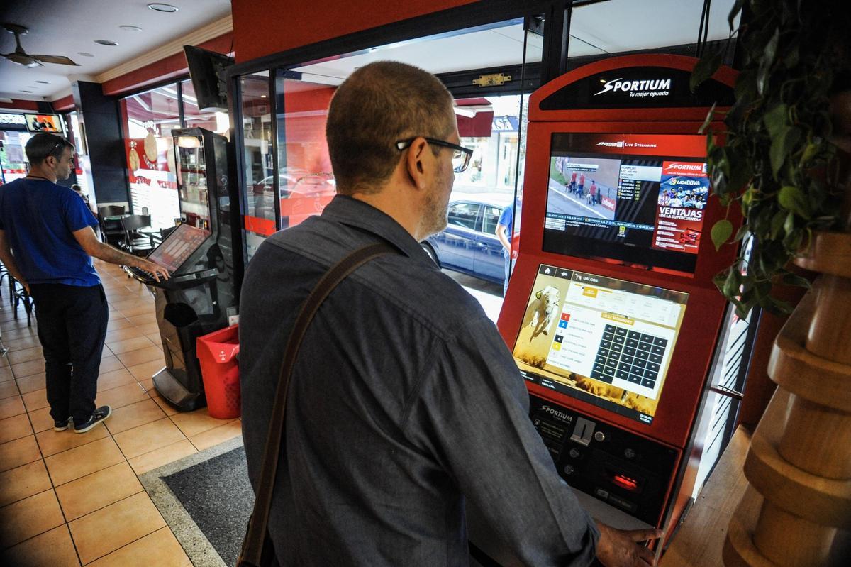 Un usuario juega en una máquina de apuestas deportivas.