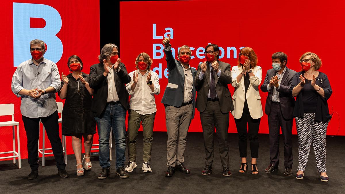 Collboni, rodeado de los concejales del PSC en el ayuntamiento de Barcelona y arropado también por Salvador Illa