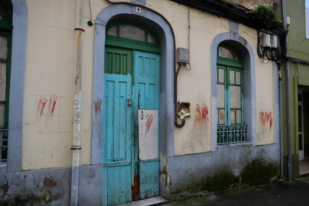 La casa presenta un estado más que ruinoso.