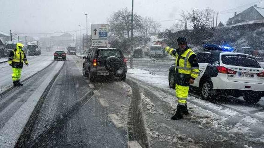 La Guardia Civil controla el tráfico en A Gudiña. // B. Lorenzo