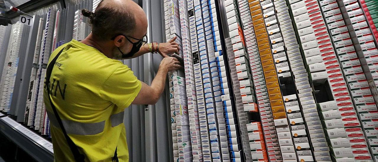 Un trabajador revisa material en el nuevo centro logístico de Hefame en Riba-roja, ayer. | J. M. LÓPEZ