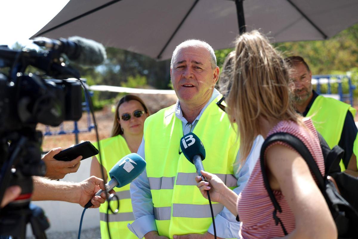 El gerente de Abaqua, Emeterio Moles, durante su declaración ante la prensa