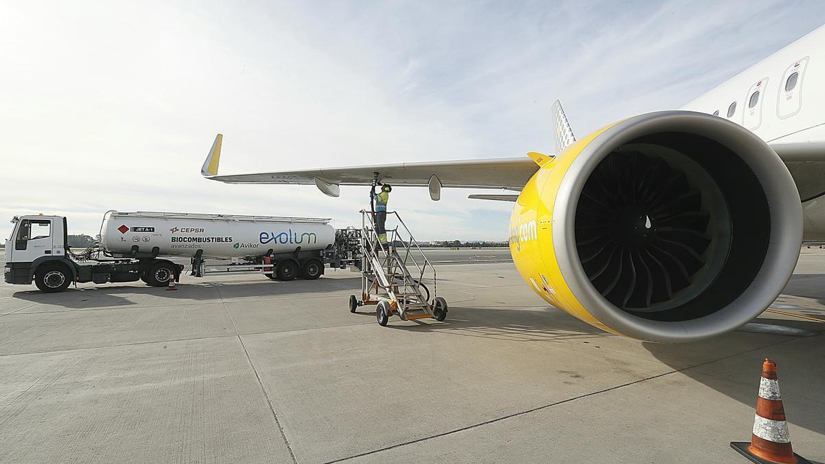 Carga de combustible a un Airbus A320 en el Aeropuerto de Sevilla.