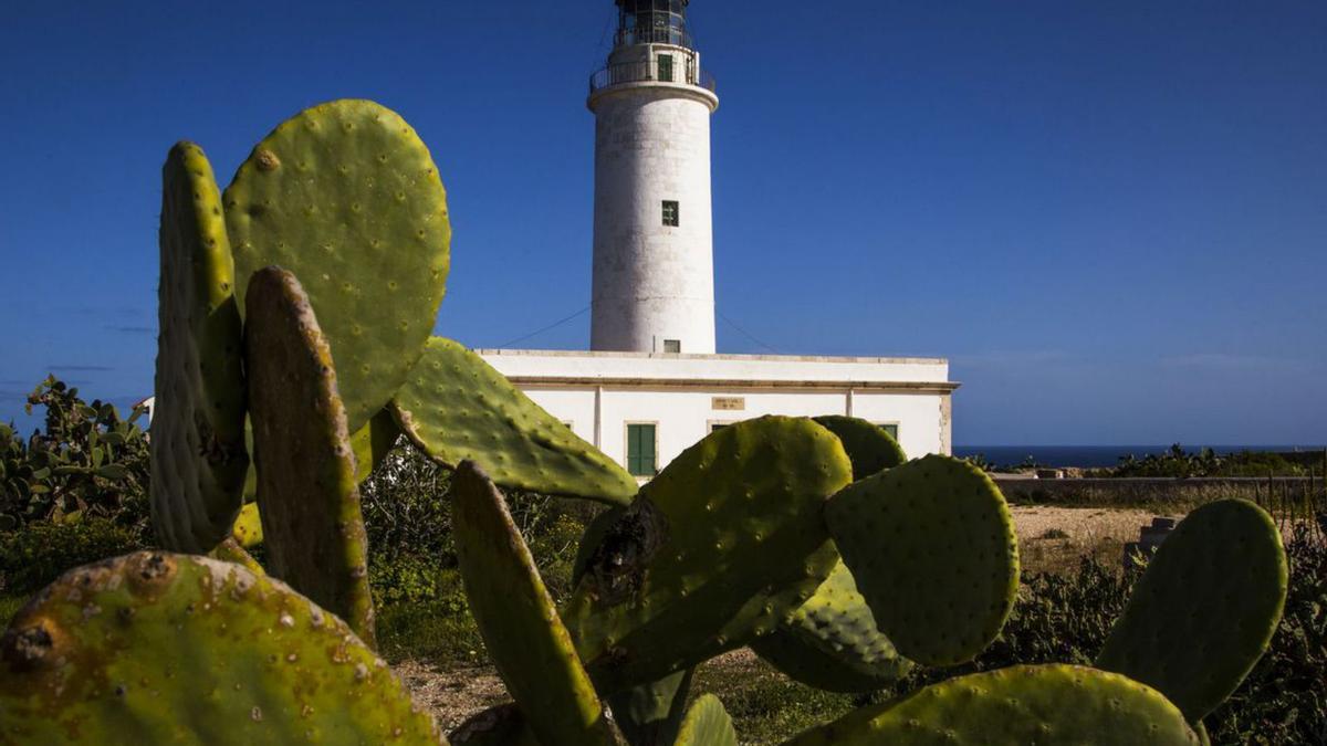 El faro de la Mola, un lugar de visita obligada.  | C.F.