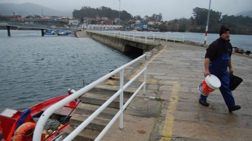 Los nacionalistas demandan la reforma del puerto de Cesantes.  | // A.P.