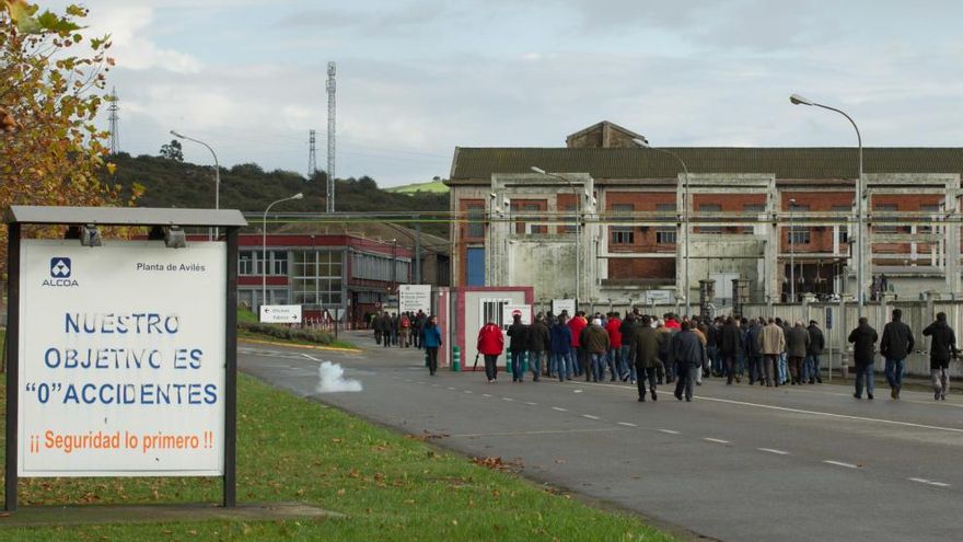 Un grupo de trabajadores a la puerta de la fábrica avilesina de Alcoa.