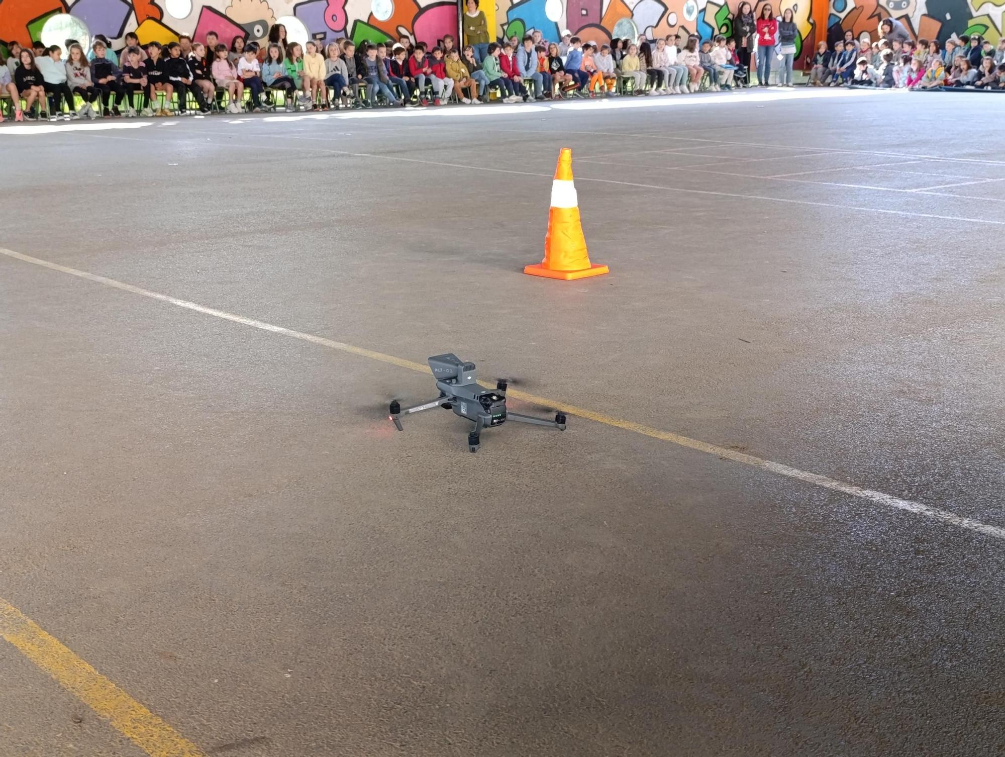 Así fue la exhibición de la Policía Nacional en el colegio La Fresneda, en Siero