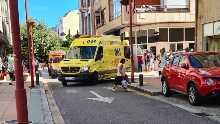 Un vilagarciano recibe asistencia médica tras incendiarse un deshumidificador de madrugada en su casa