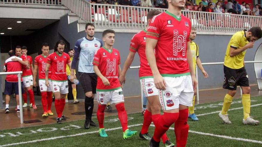 Los jugadores del Estradense salen al campo en un partido de esta temporada. // Bernabé