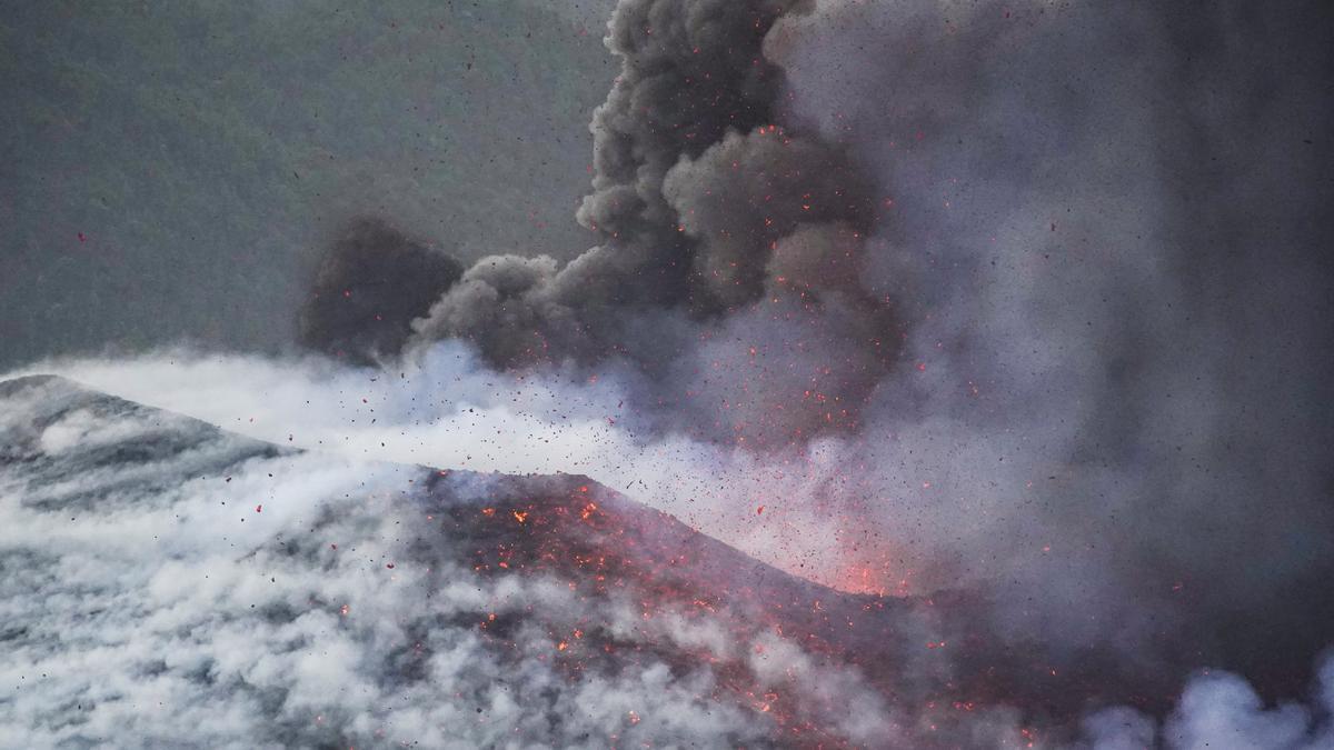 La nueva fajana volcánica de la isla de La Palma ronda ya las 28 hectáreas de superficie