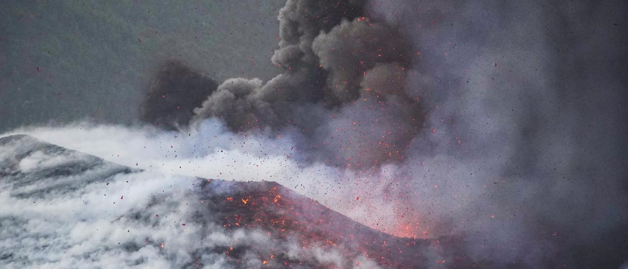 La nueva fajana volcánica de la isla de La Palma ronda ya las 28 hectáreas de superficie