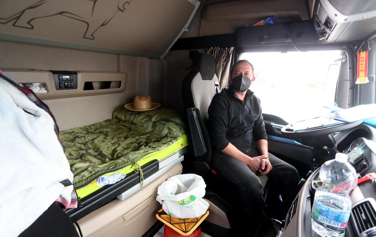 Numerosos transportistas permanecen atrapados en El Rebollar